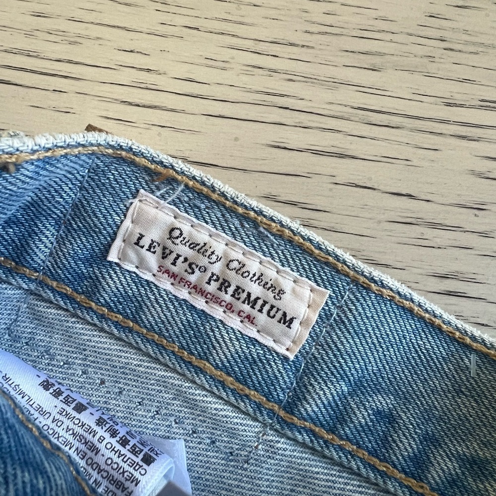 Levi’s 501 Distressed Denim Women Shorts - Picture 3 of 6